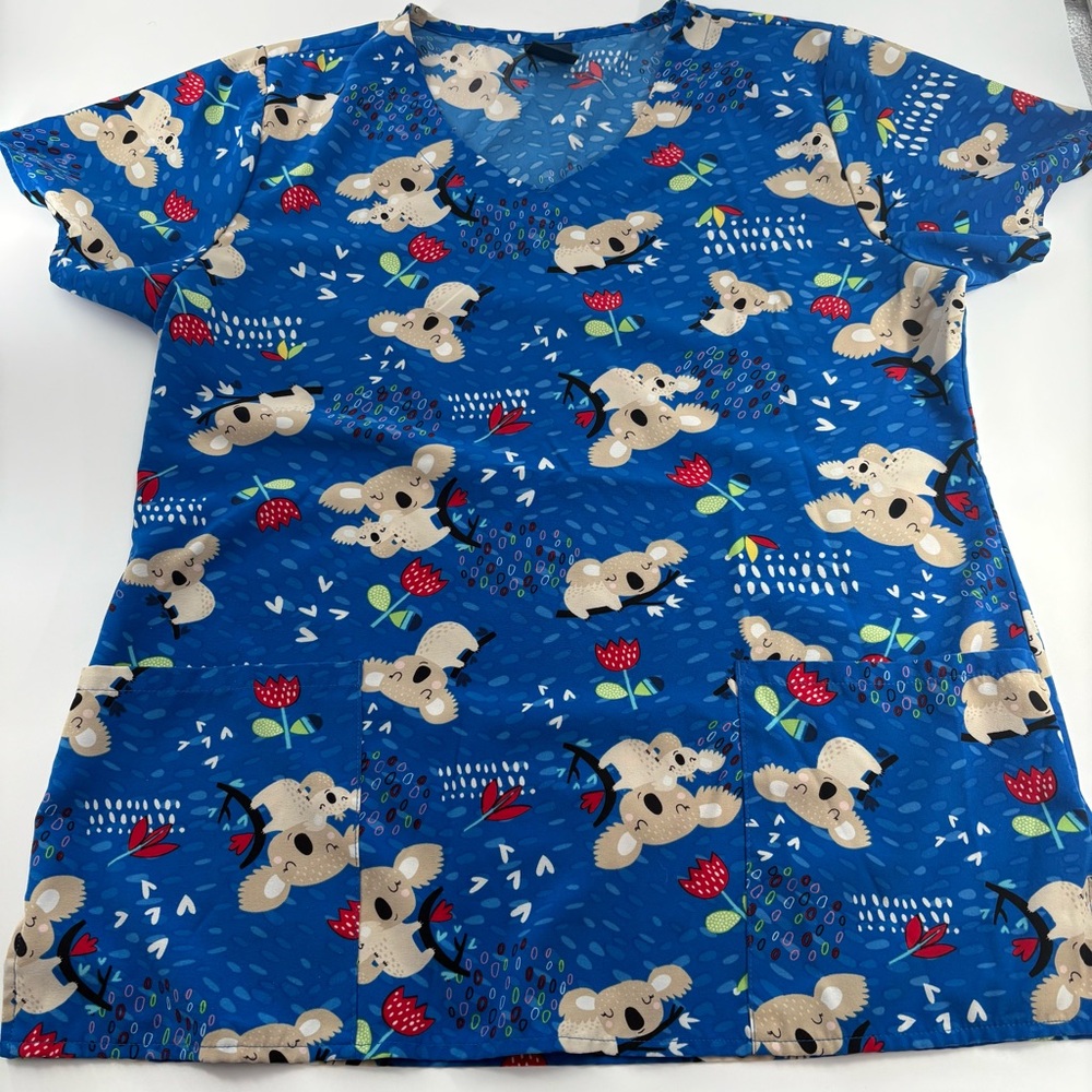 Zoe and Chloe Women's Animal Print Scrub Top Medium